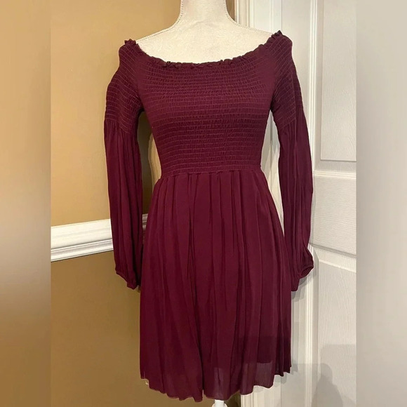Altar'd State Maroon Red Off the shoulder Smocked Dress. Size small EUC - Picture 3 of 10